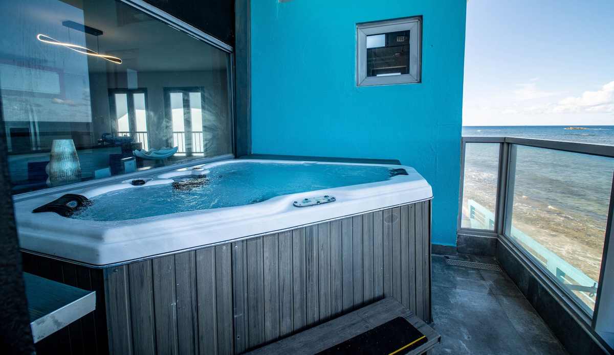 Hot tub on the upper terrace overlooking the ocean